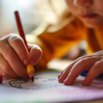 ¿Por qué los niños ya no aprenden a leer y escribir? Un ensayo culpa a la excesiva influencia de pedagogos y psicólogos en la escuela